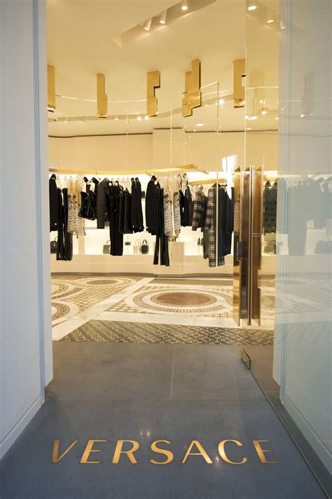 contatto telefonico boutique versace fiumicino roma|Versace.